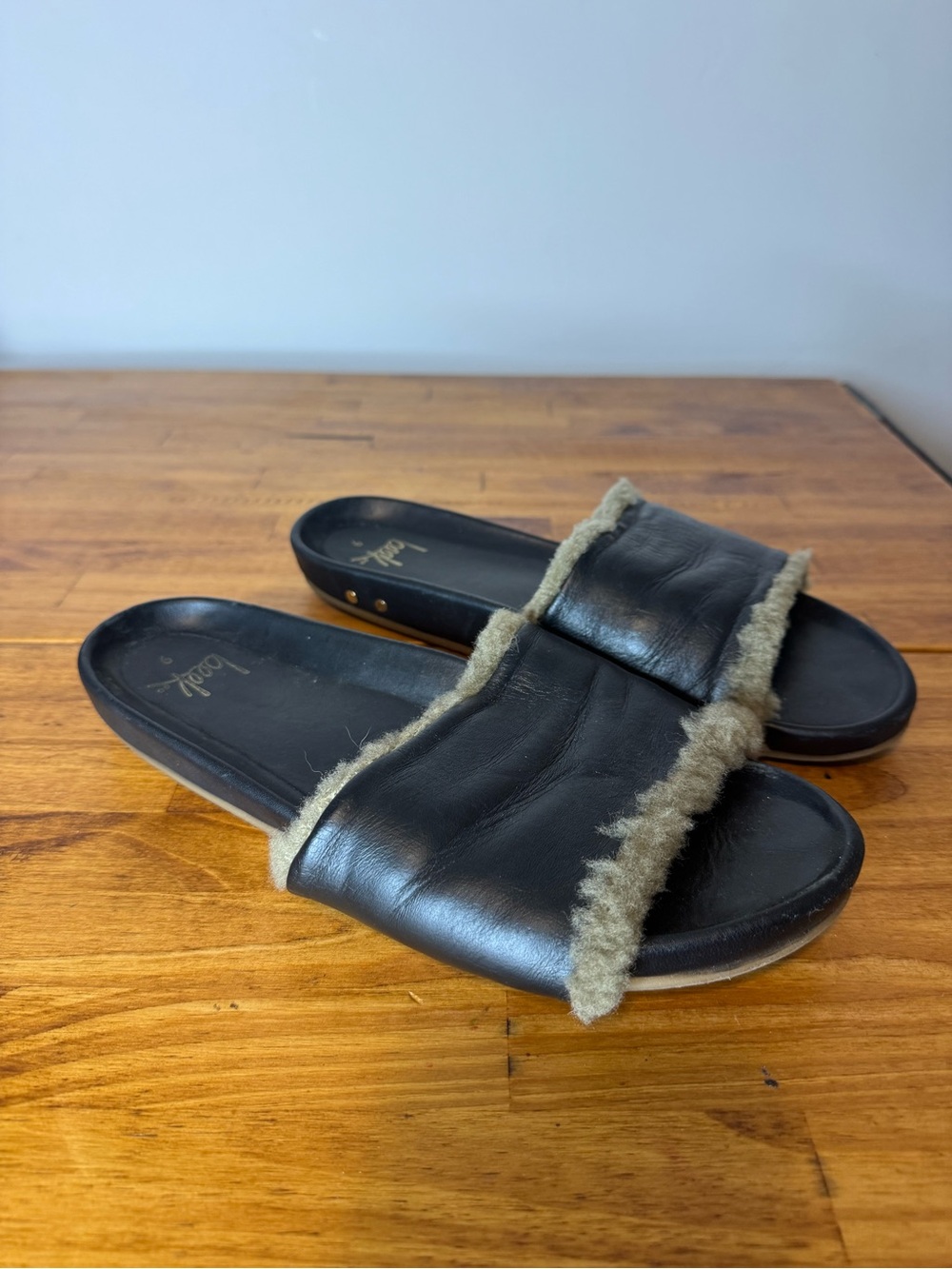 Beek Gallito Shearling Fuzzy Slides Sandals Black Leather Size 9 - Picture 2 of 4